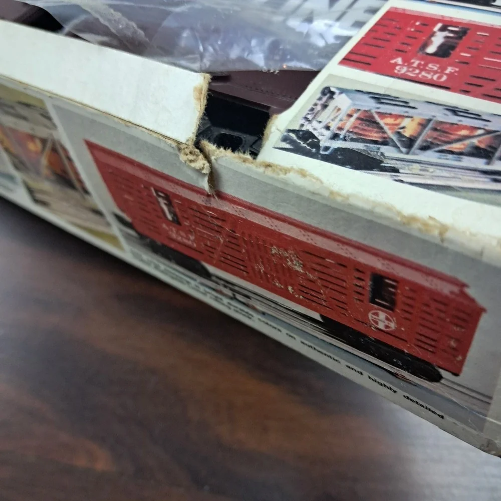 LIONEL 6-9217 SOO LINE OPERATING BOXCAR, 1982-1984 New, But DAMAGED BOX